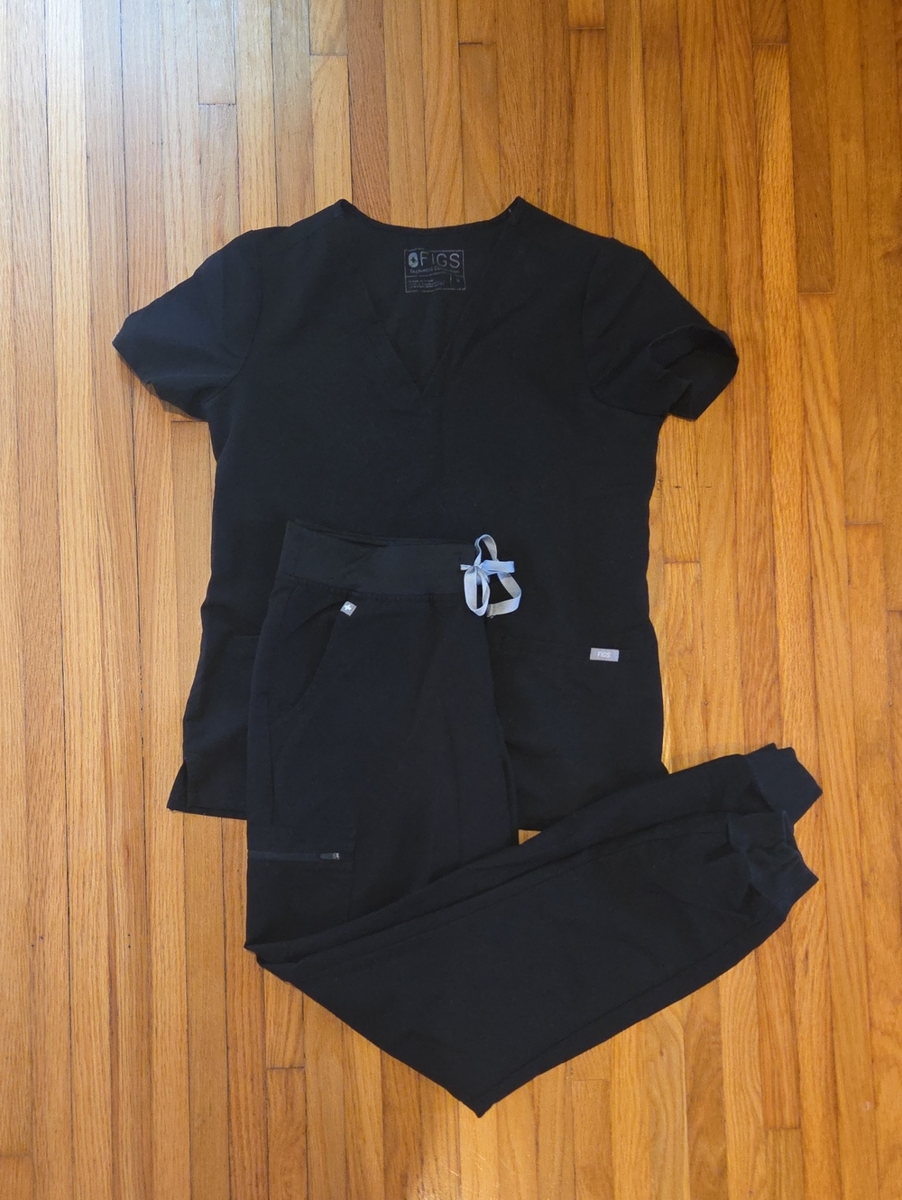 Figs Scrubs: Black- Short-Sleeve Top (S) Zamora Jogger Pants (M Tall)